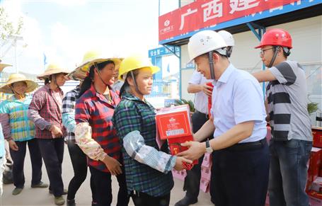 集團(tuán)公司黨委委員、副總經(jīng)理侯立林到公司施工一線送清涼