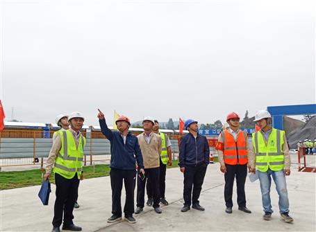 市安全文明標(biāo)準(zhǔn)化工地評(píng)審專(zhuān)家組到古宜鎮(zhèn)第三初級(jí)中學(xué)項(xiàng)目檢查