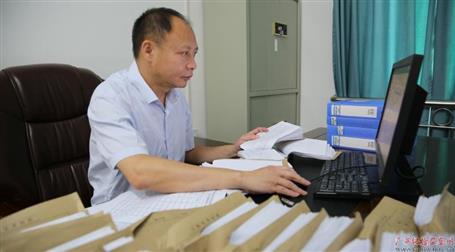 初心不改　本色不褪——記廣西勤廉榜樣、河池市紀委副書記、監(jiān)委副主任黃振林