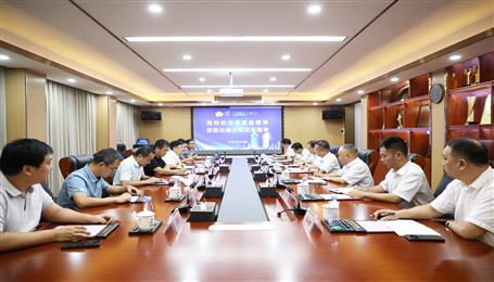 覃振華與鹿寨縣委副書(shū)記、縣長(zhǎng)楊毅舉行工作會(huì)談