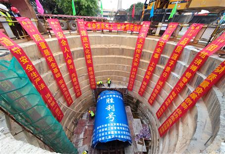 廖立波現(xiàn)場指導95噸重頂管機精準定位吊裝