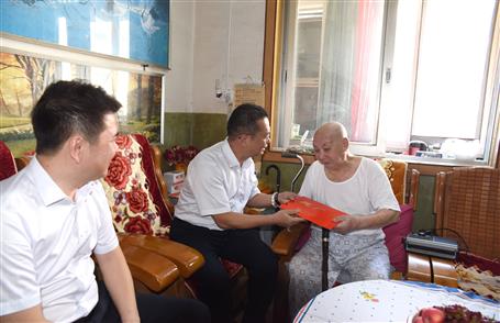 覃振華、賴海標國慶節(jié)前慰問離休老干部