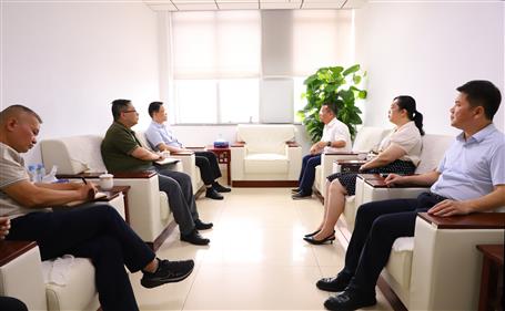 覃振華與柳北區(qū)委書(shū)記、區(qū)長(zhǎng)石中華舉行工作會(huì)談